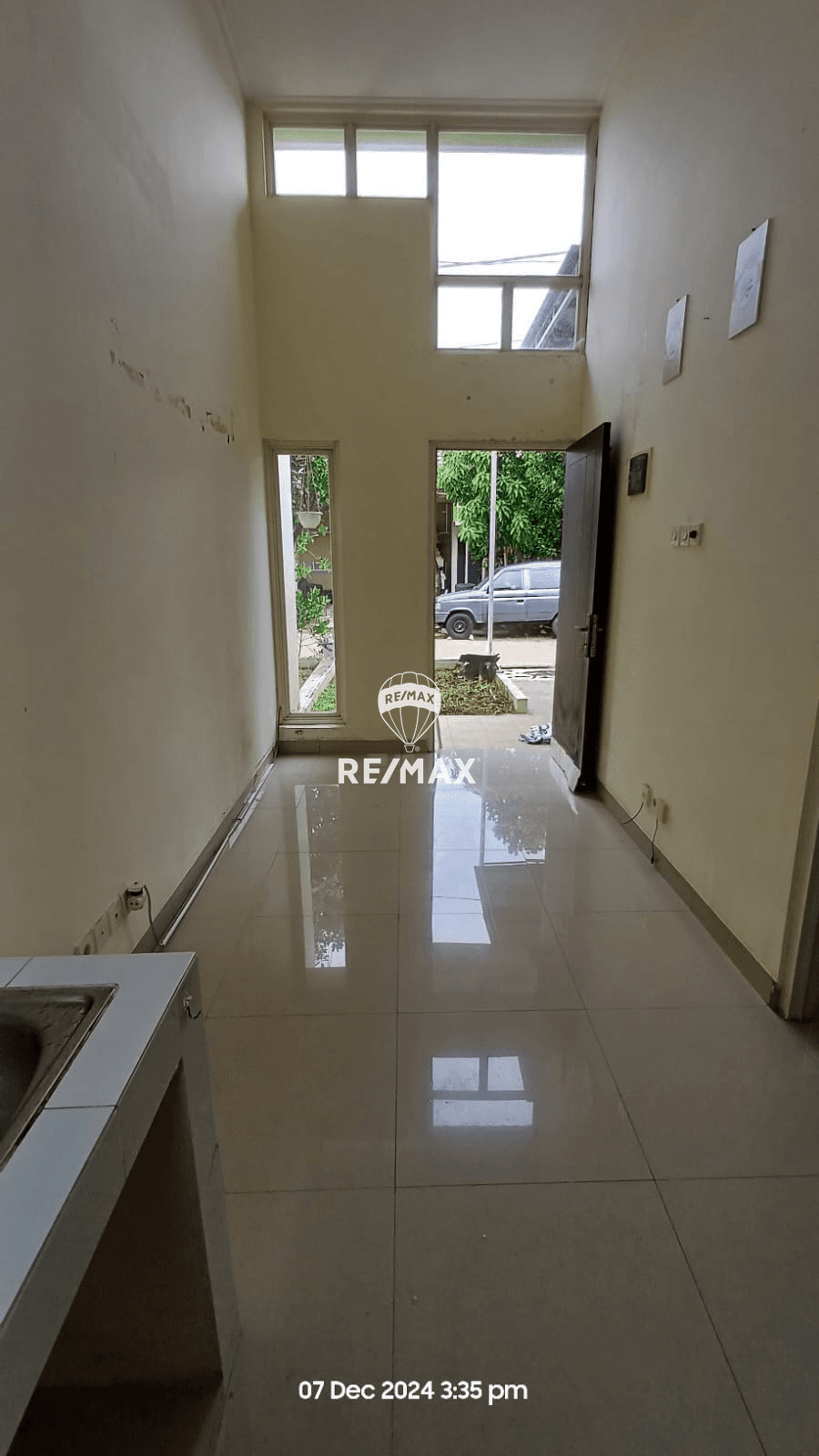 Jual di bawah harga pasar